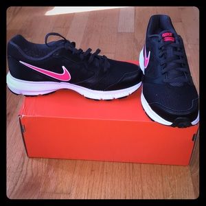 NIB Nike downshifted 6 size 8.5